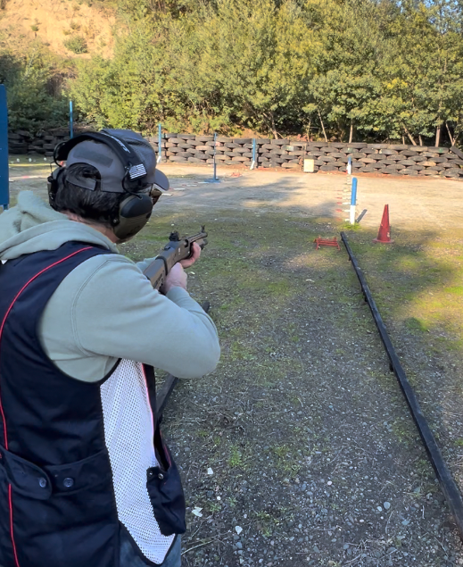 Tirador con rifle apuntando hacia el muro de contención del polígono