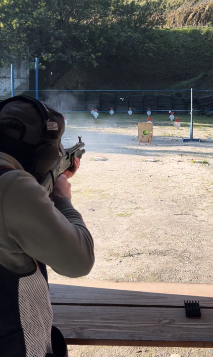 Ejercicio de tiro con fusil frente a blancos metálicos